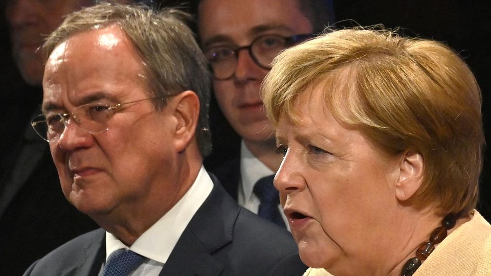 Wahlkampf zur Bundestagswahl: Angela Merkel und Armin Laschet in Stralsund ausgebuht