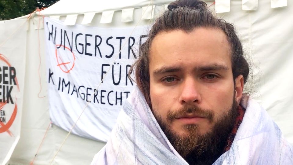Jacob Heinze, Klimaaktivist und Hungerstreikender, blickt nach 23 Tagen ohne Nahrung erschöpft in die Kamera.