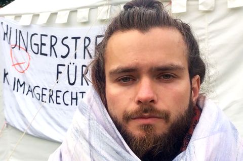 Jacob Heinze, Klimaaktivist und Hungerstreikender, blickt nach 23 Tagen ohne Nahrung erschöpft in die Kamera.