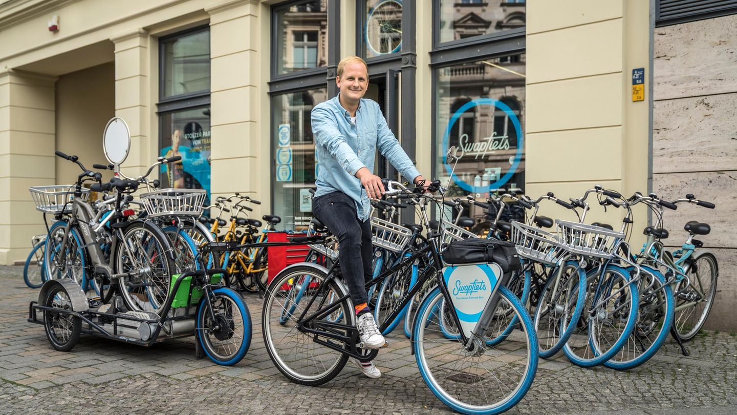 Swapfiets und die Neuerfindung des Rades Bereichsleiter Philipp von Puttkamer auf einem seiner Swapfiets