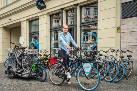 Bereichsleiter Philipp von Puttkamer auf einem seiner Swapfiets