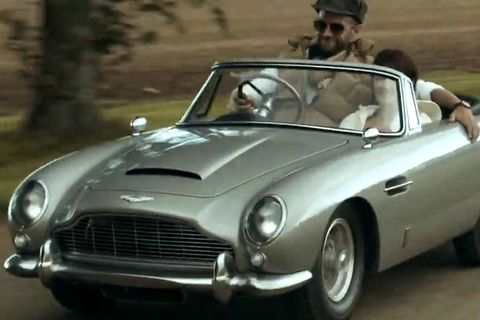 Das silbergraue Auto aus "James Bond: Goldfinger" im Miniformat fährt über eine Landstraße