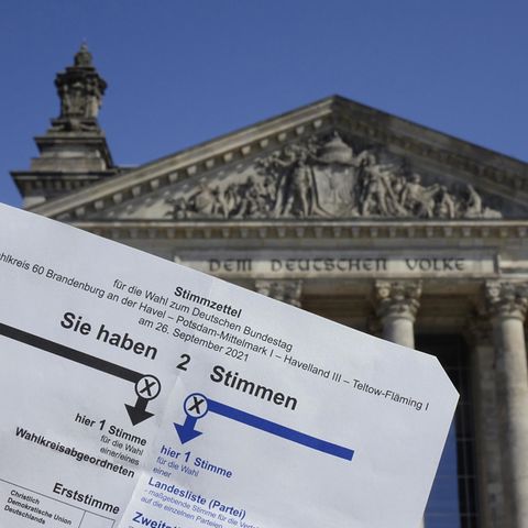 Reichstagsgebäude mit Wahlzettel