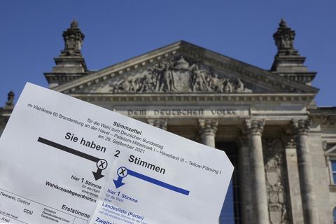 Reichstagsgebäude mit Wahlzettel