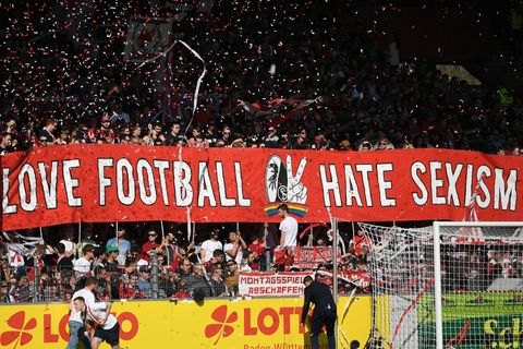 Fans des SC Freiburg demonstrieren im Heimspiel gegen den FC Bayern München gegen Sexismus im Fußball.