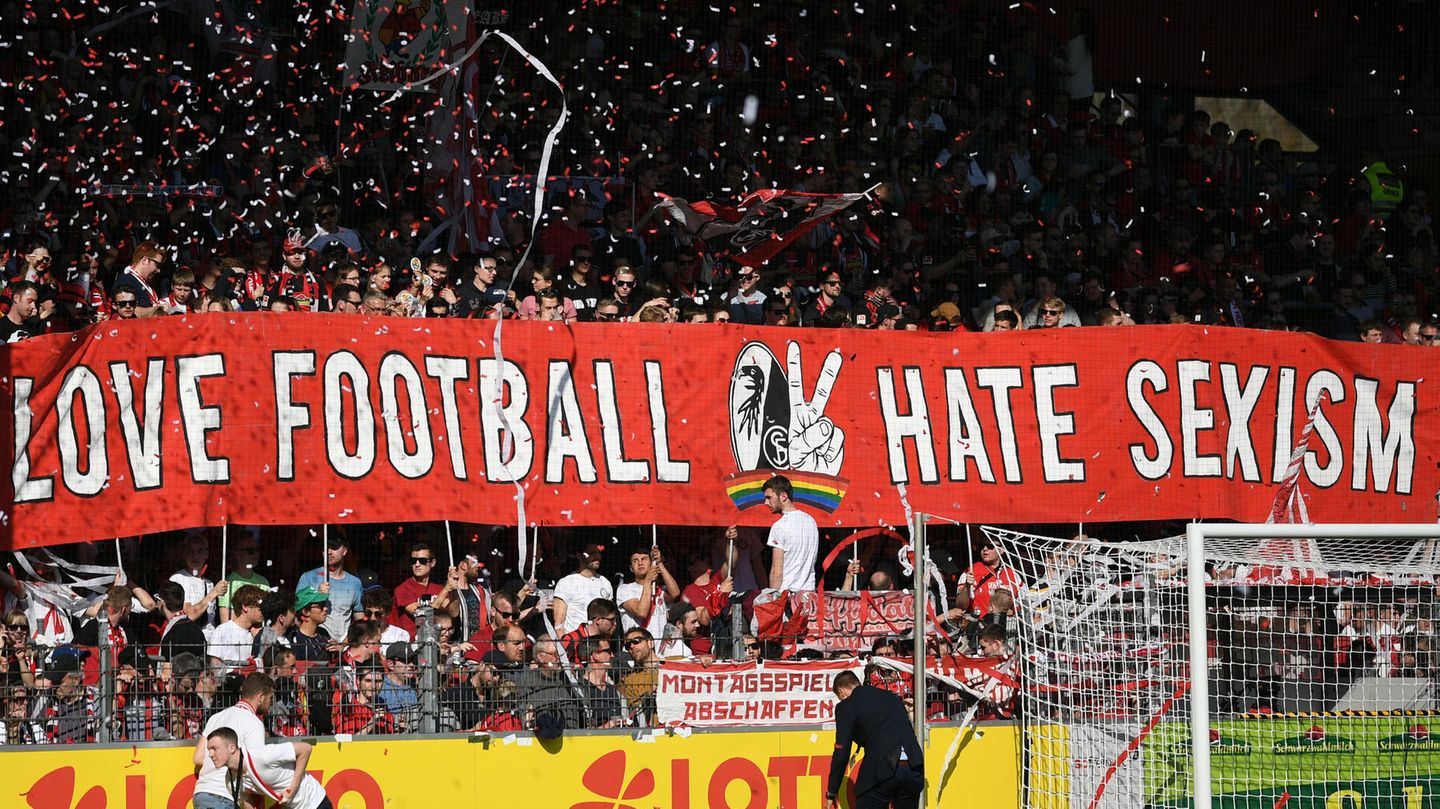 stern-Umfrage: Fans des SC Freiburg demonstrieren im Heimspiel gegen den FC Bayern München gegen Sexismus im Fußball. Fans des SC Freiburg demonstrieren im Heimspiel gegen den FC Bayern München gegen Sexismus im Fußball.