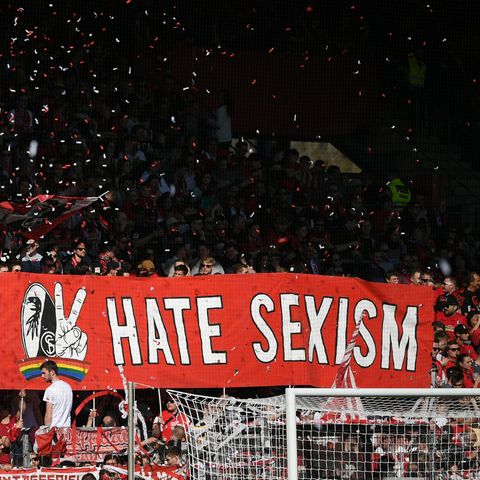 Fans des SC Freiburg demonstrieren im Heimspiel gegen den FC Bayern München gegen Sexismus im Fußball.