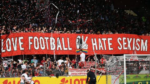 Fans des SC Freiburg demonstrieren im Heimspiel gegen den FC Bayern München gegen Sexismus im Fußball.