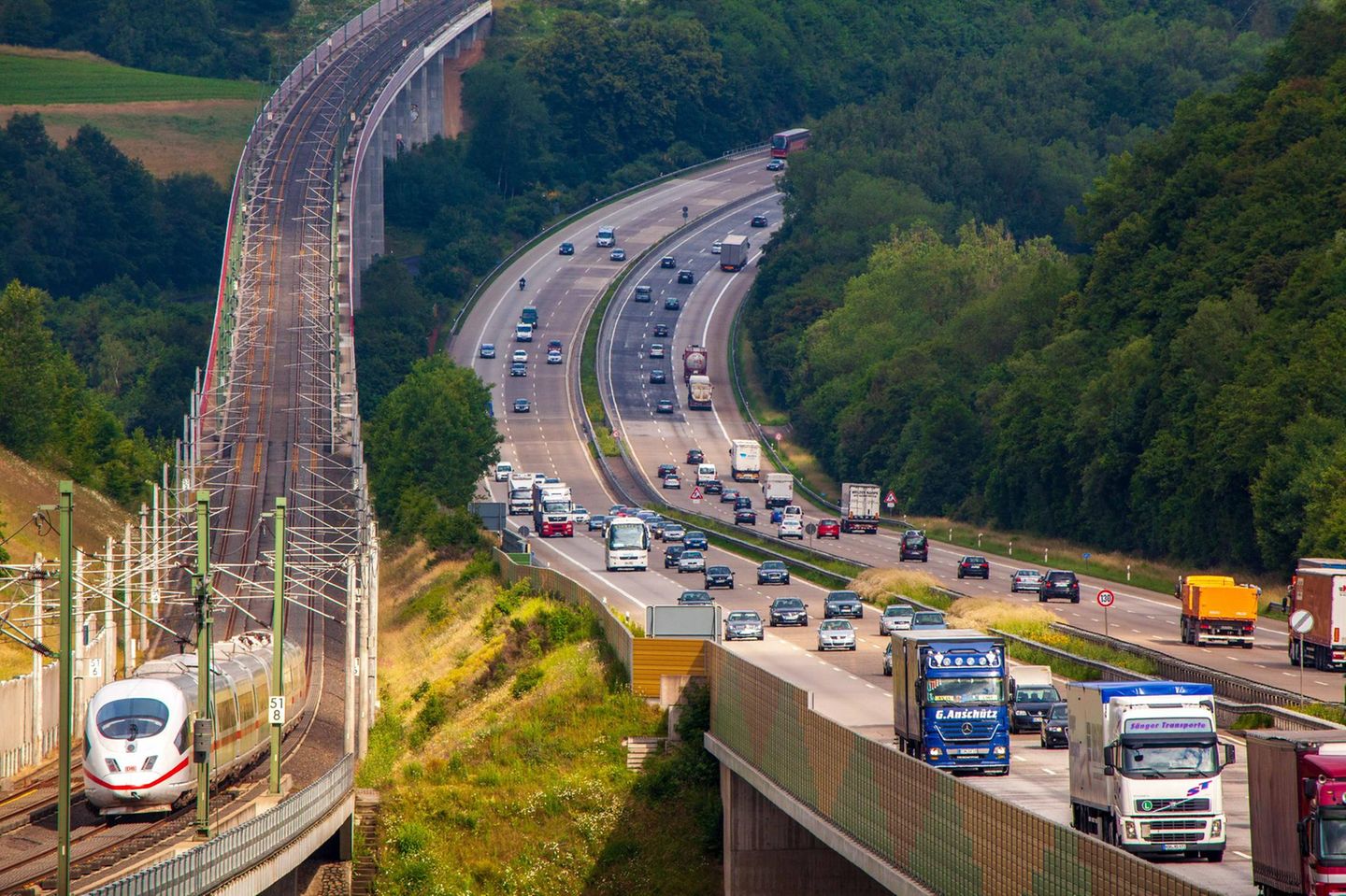 ICE-Schnellstrecke Köln-Frankfurt neben der A 3 bei Neuwied