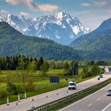 Die A 95 mit dem Wettersteingebirge im Hintergrund