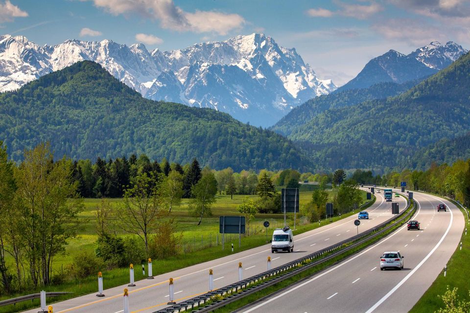 Die A 95 mit dem Wettersteingebirge im Hintergrund