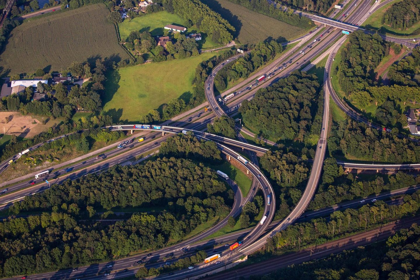 Autobahnkreuz Duisburg-Kaiserberg aus der Luft