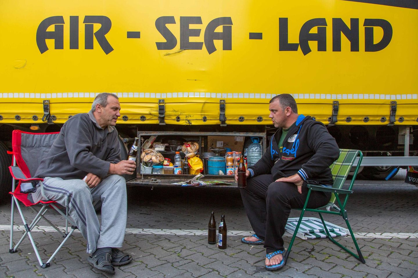Brummifahrer beim Bier auf einem Rastplatz