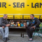 Brummifahrer beim Bier auf einem Rastplatz