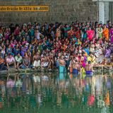 Ein hinduistischen Fest unter Autobahnbrücke