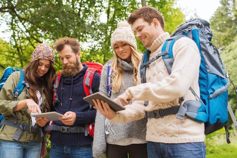 Zwei Paare mit Tablett beim Wandern