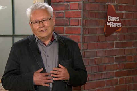 Verkäufer Roland Hauck steht im Studio von Bares für Rares in Pulheim