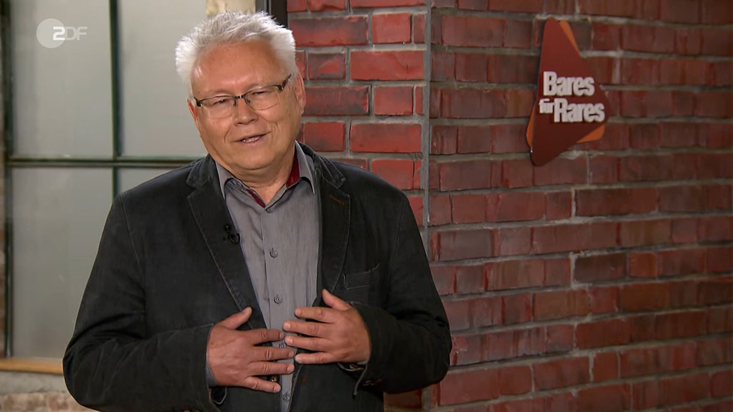 Verkäufer Roland Hauck steht im Studio von Bares für Rares in Pulheim