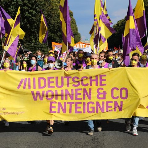 Protestler auf einer Demonstration zur Enteignung von Immobilienkonzernen