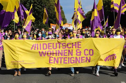 Protestler auf einer Demonstration zur Enteignung von Immobilienkonzernen