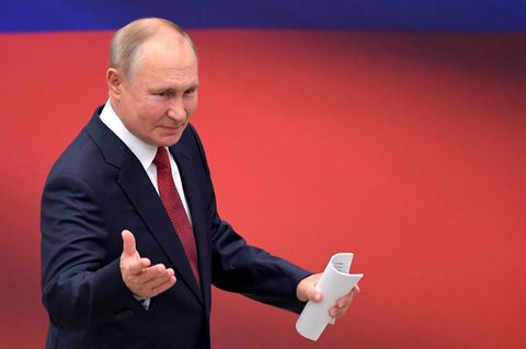 Wladimir Putin ist zwar offiziell parteilos. De facto führt er jedoch die Regierungspartei Einiges Russland an.