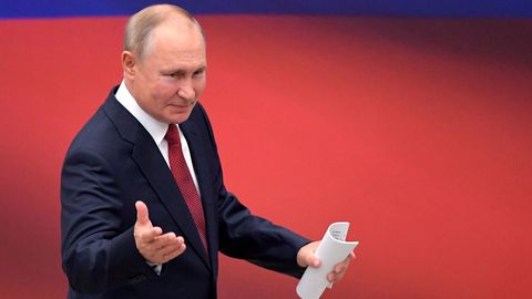 Wladimir Putin ist zwar offiziell parteilos. De facto führt er jedoch die Regierungspartei Einiges Russland an.