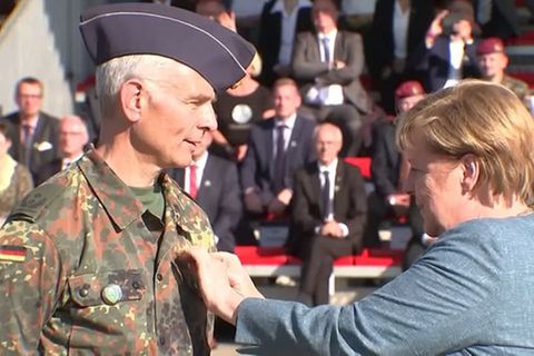 Video: Merkel ehrt Soldaten für Afghanistan-Einsatz