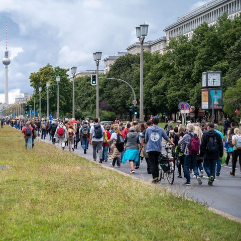Teilnehmer einer Demonstration gegen die Corona-Politik der Bundesrepublik in Berlin