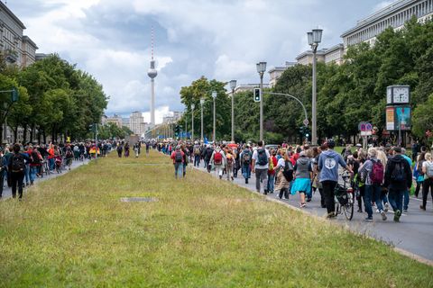 Teilnehmer einer Demonstration gegen die Corona-Politik der Bundesrepublik in Berlin