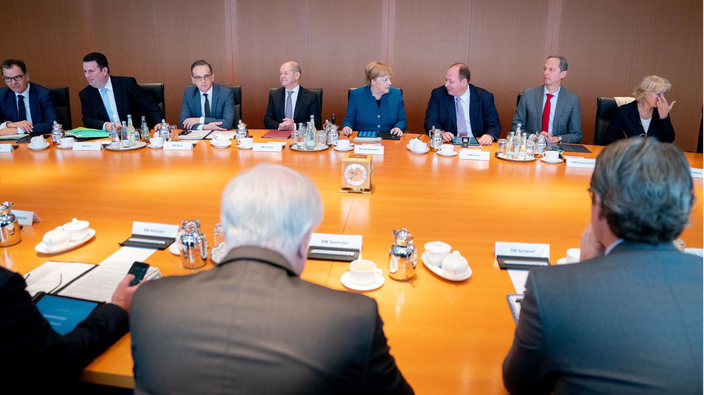 Das Bundeskabinett während einer Sitzung im Bundeskanzleramt