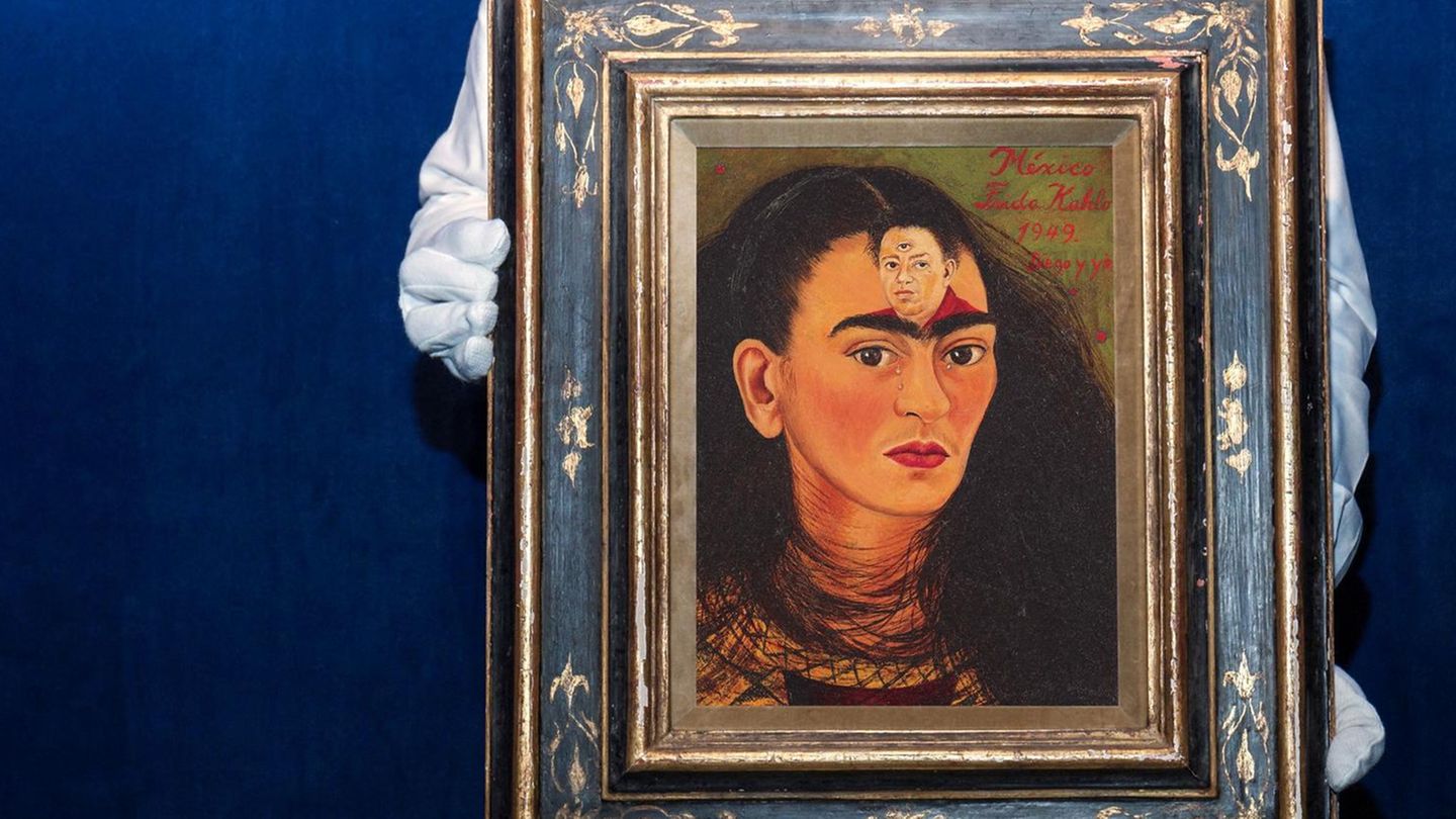 Ein Mitarbeiter von Sotheby's präsentiert ein Gemälde