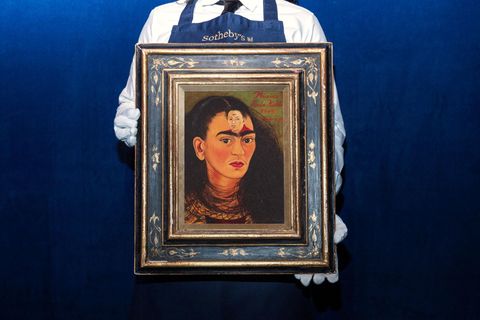 Ein Mitarbeiter von Sotheby's präsentiert ein Gemälde