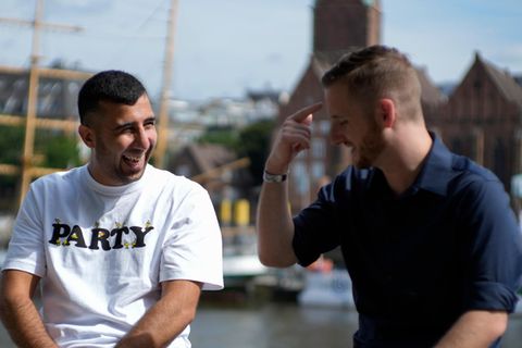 Spencer Sullivan (r.) mit Abdulhak Sodais in Bremen, wo Sodais derzeit lebt