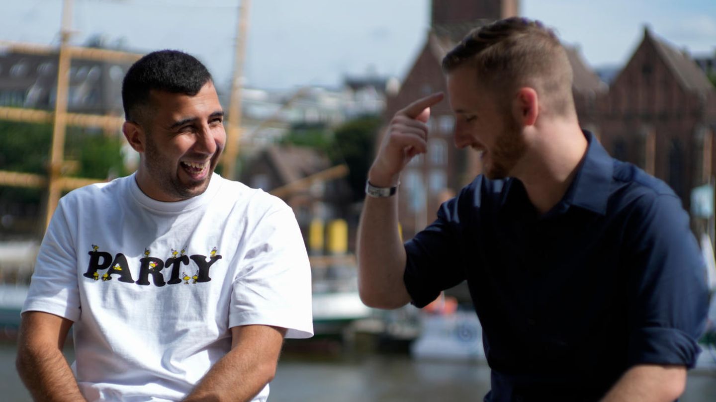 Spencer Sullivan (r.) mit Abdulhak Sodais in Bremen, wo Sodais derzeit lebt