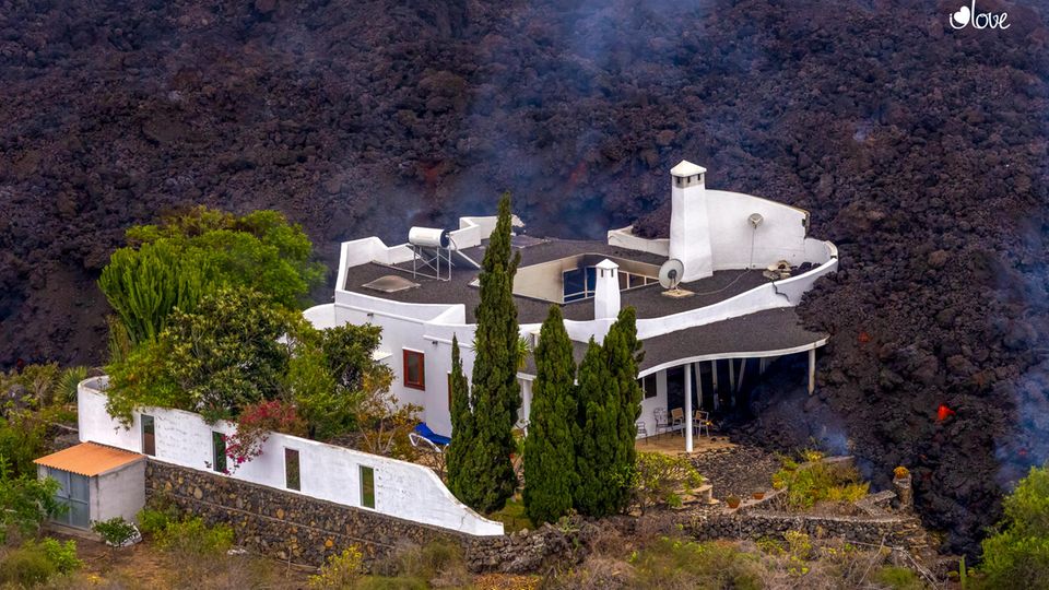Cumbre Vieja auf La Palma: Lava zerstört ein Haus auf der Insel La Palma. Der Vulkan war am 19. September erstmals seit 50 Jahren wieder aktiv geworden. Lava zerstört ein Haus auf der Insel La Palma. Der Vulkan war am 19. September erstmals seit 50 Jahren wieder aktiv geworden.