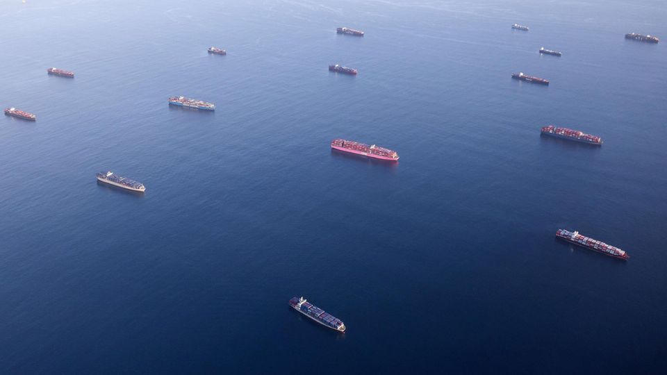 Reihenweise liegen Containerschiffe vor Long Beach und Los Angeles vor Anker und warten darauf, entladen zu werden