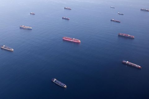 Reihenweise liegen Containerschiffe vor Long Beach und Los Angeles vor Anker und warten darauf, entladen zu werden