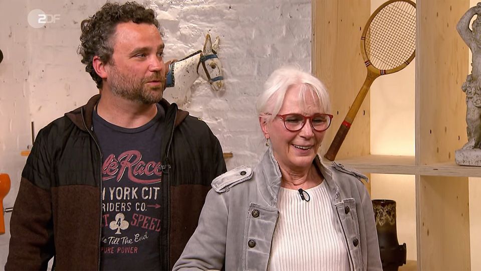 Rosemarie Weinzierl aus München und ihr Sohn Johannes stehen im Studio von Bares für Rares