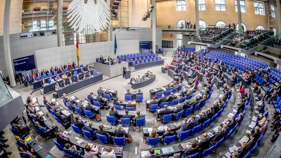 Der Bundestag war schon in der nun ablaufenden Legislaturperiode mit 709 Abgeordneten reichlich überdimensioniert