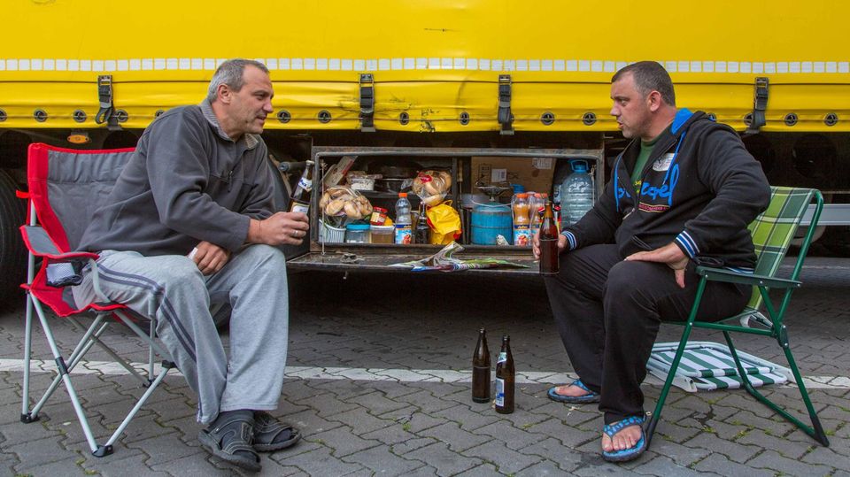 Brummifahrer beim Bier auf einem Rastplatz