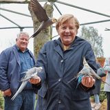 Wetter, Jacke und Vögel grau in grau, aber die Kanzlerin hatte sichtlich ihren Spaß.