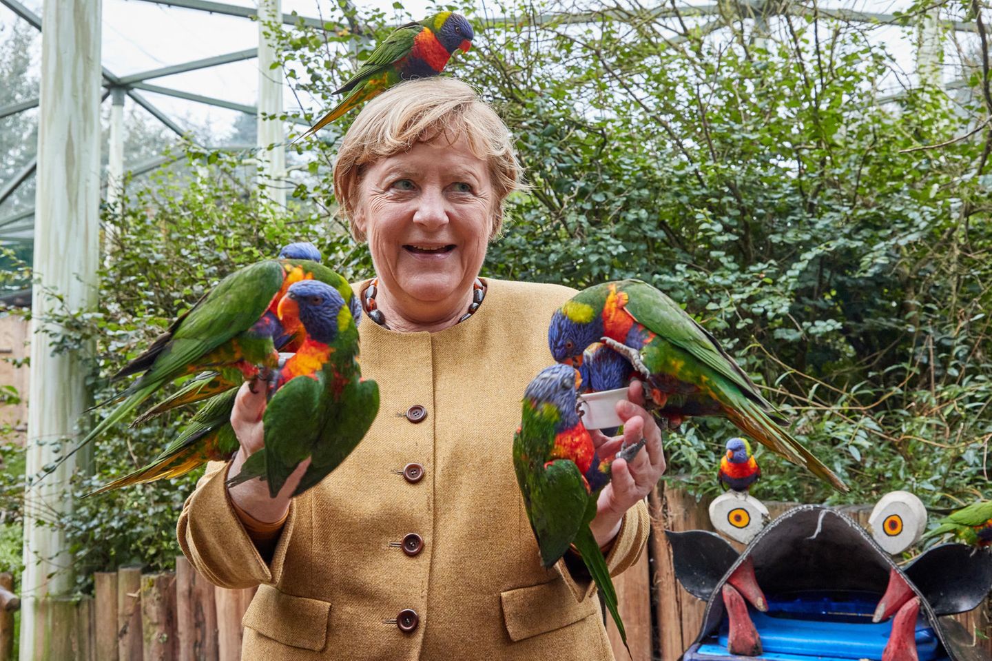 Ob das Bild wohl einen besonderen Platz in den Erinnerungsfotos der Kanzlerin bekommt? Außergewöhnlich ist es allemal.
