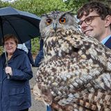 Etwas misstrauisch guckte die Kanzlerin den europäischen Uhu an. Am Ende entschied sie sich dagegen, das Tier zu halten.