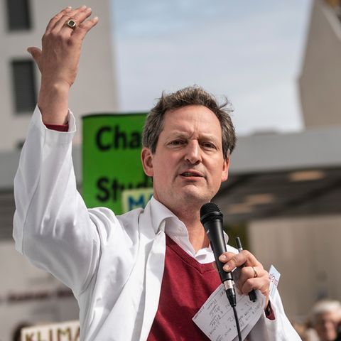 Dr. Eckart von Hirschhausen gestikuliert plus Logo "heute wichtig"