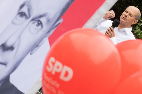 Olaf Scholz, sein Plakat und SPD-Ballons