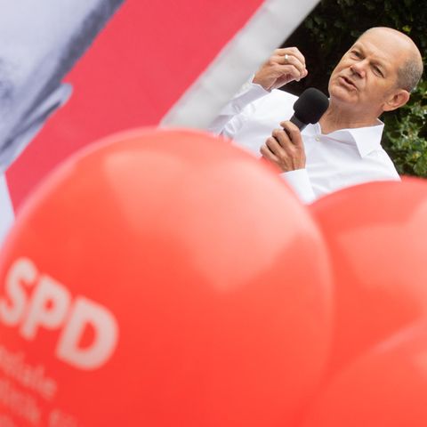 Olaf Scholz, sein Plakat und SPD-Ballons