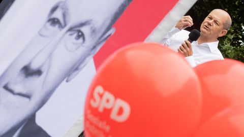 Olaf Scholz, sein Plakat und SPD-Ballons