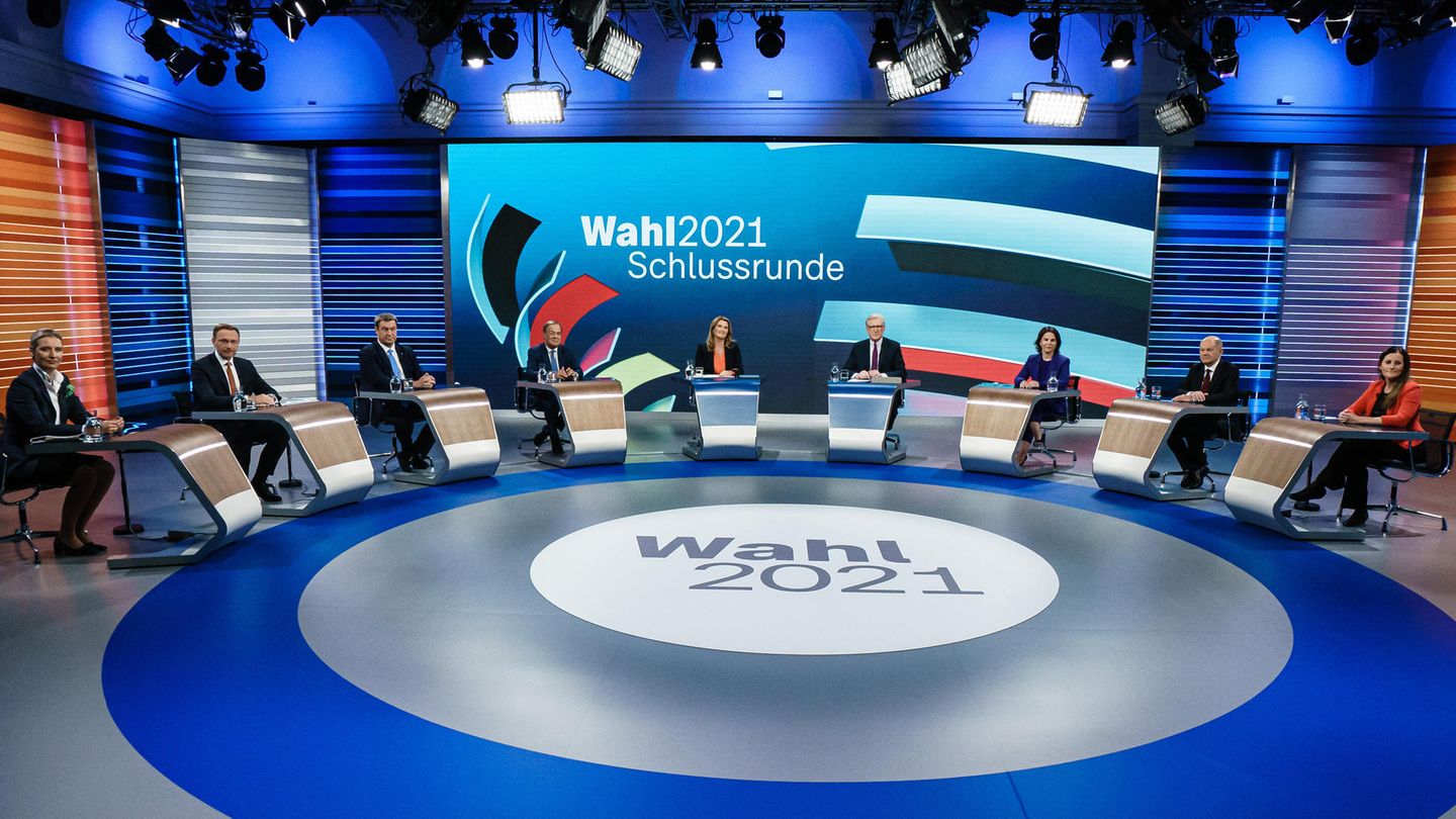 Blick auf die Schlussrunde der Spitzenkandidaten im TV-Studio