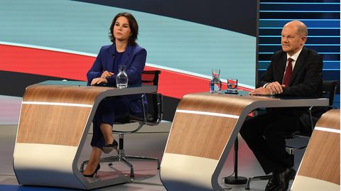 Annalena Baerbock (l.), Kanzlerkandidatin von Bündnis 90/Die Grünen, und Olaf Scholz, Finanzminister und SPD-Kanzlerkandidat