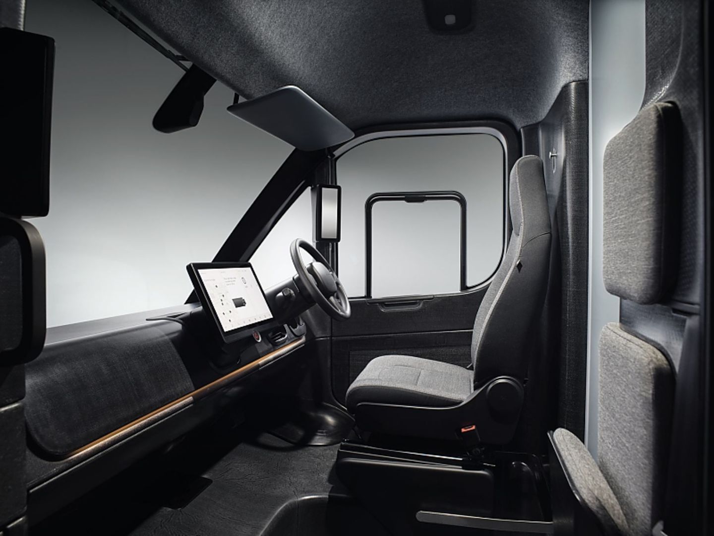 Der Arbeitsplatz des Fahrers unterscheidet sich kaum von denen anderer Kleintransporter